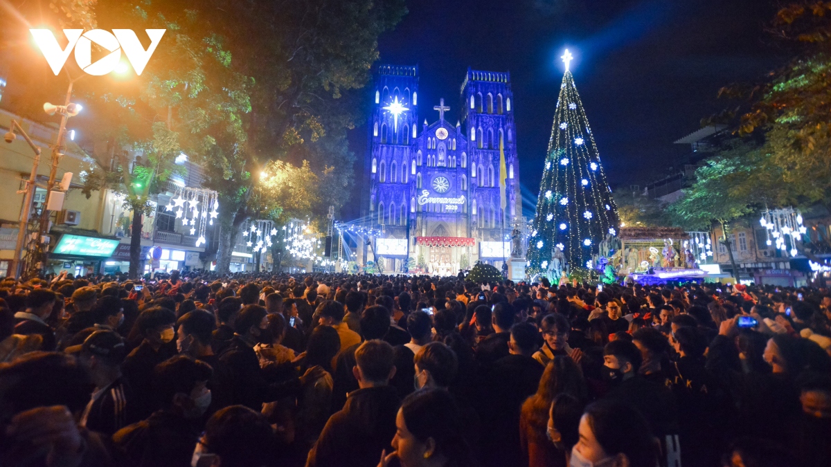Crowds gather to celebrate Christmas Day nationwide